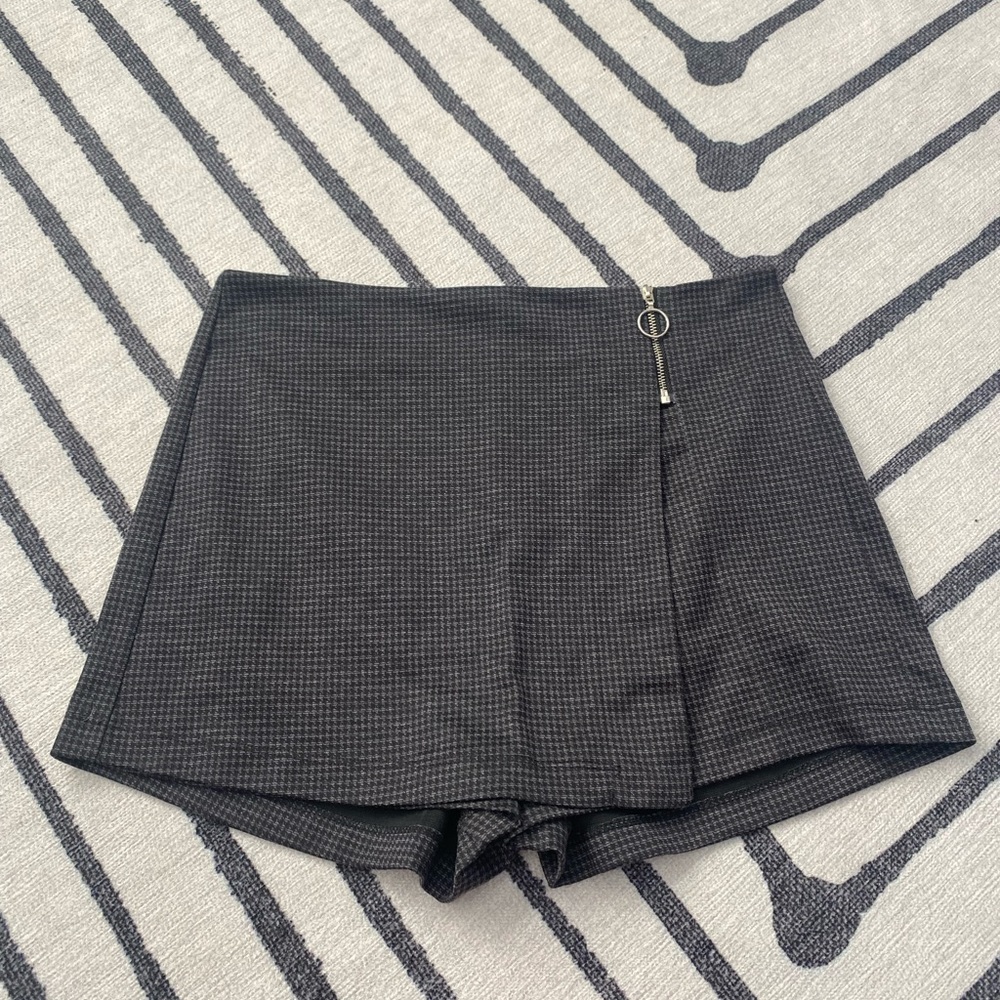 Skort zipper in back